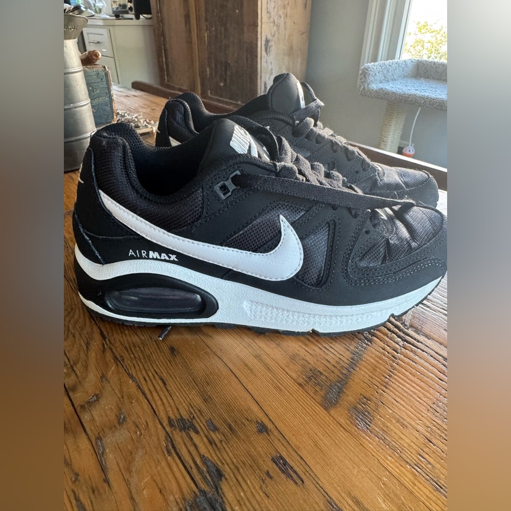 NIKE AIR MAX SIZE 6 LADIES BLACK WHITE